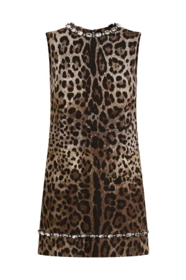 Klänning med leopardmönster och kristallutsmyckningar
