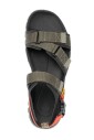 grona-sandaler-med-logotyptryck