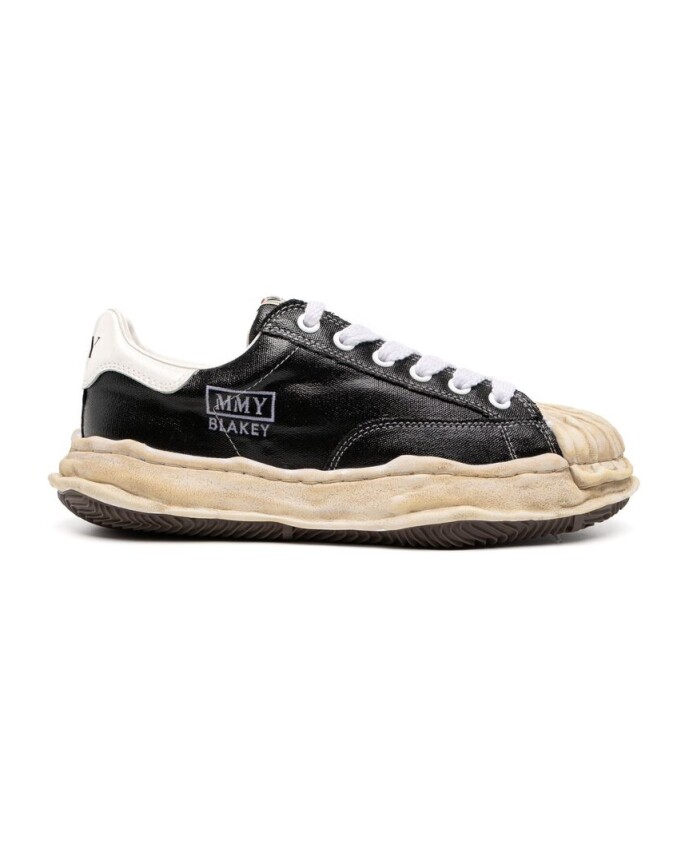 black-sneaker-a13fw727