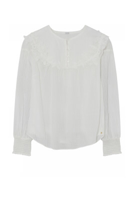 feminine-blouse-with-beautiful-details