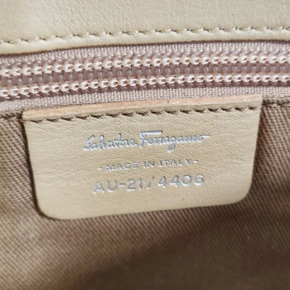 Salvatore Ferragamo Pre-owned Leather shoulder-bags Beige Dames