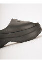 chaussures-plates-noires-style-slide