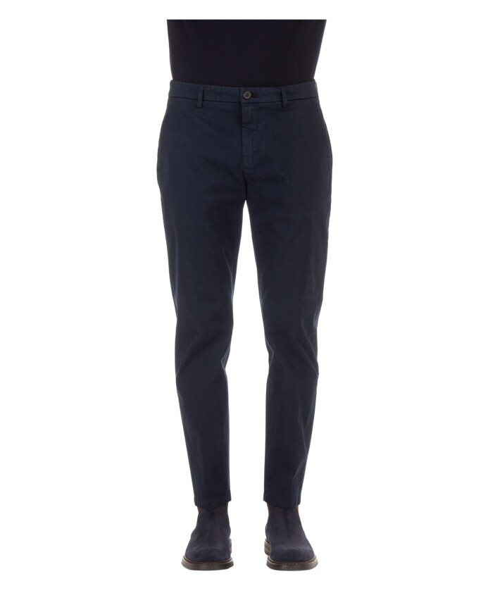 pantalon-bleu-avec-bouton-cache