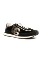 svart-snorad-sneaker-med-logopatch