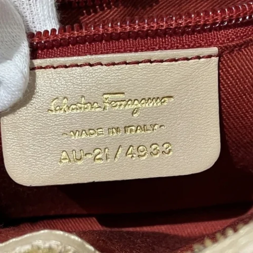 Salvatore Ferragamo Pre-owned Leather shoulder-bags Beige Dames