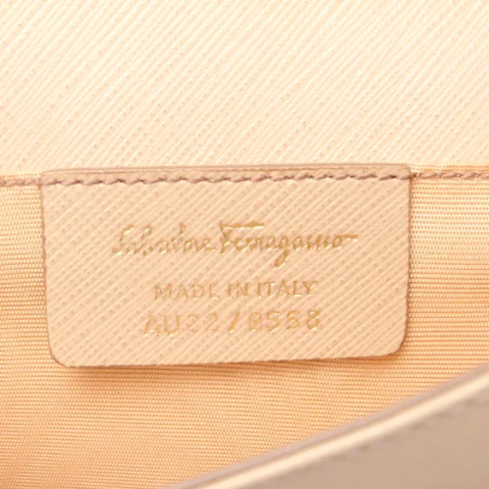 Salvatore Ferragamo Pre-owned Leather crossbody-bags Beige Dames