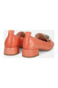 rode-platte-mocassin-met-stenen-accessoire