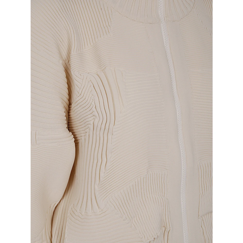 Issey Miyake Stijlvolle Kone Jas Beige Dames