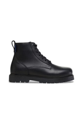 chaussures-noires-impermeables-lacets-milieu