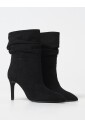 bottines-en-daim-noires