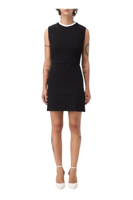 robe-noire-sans-manches-a-line