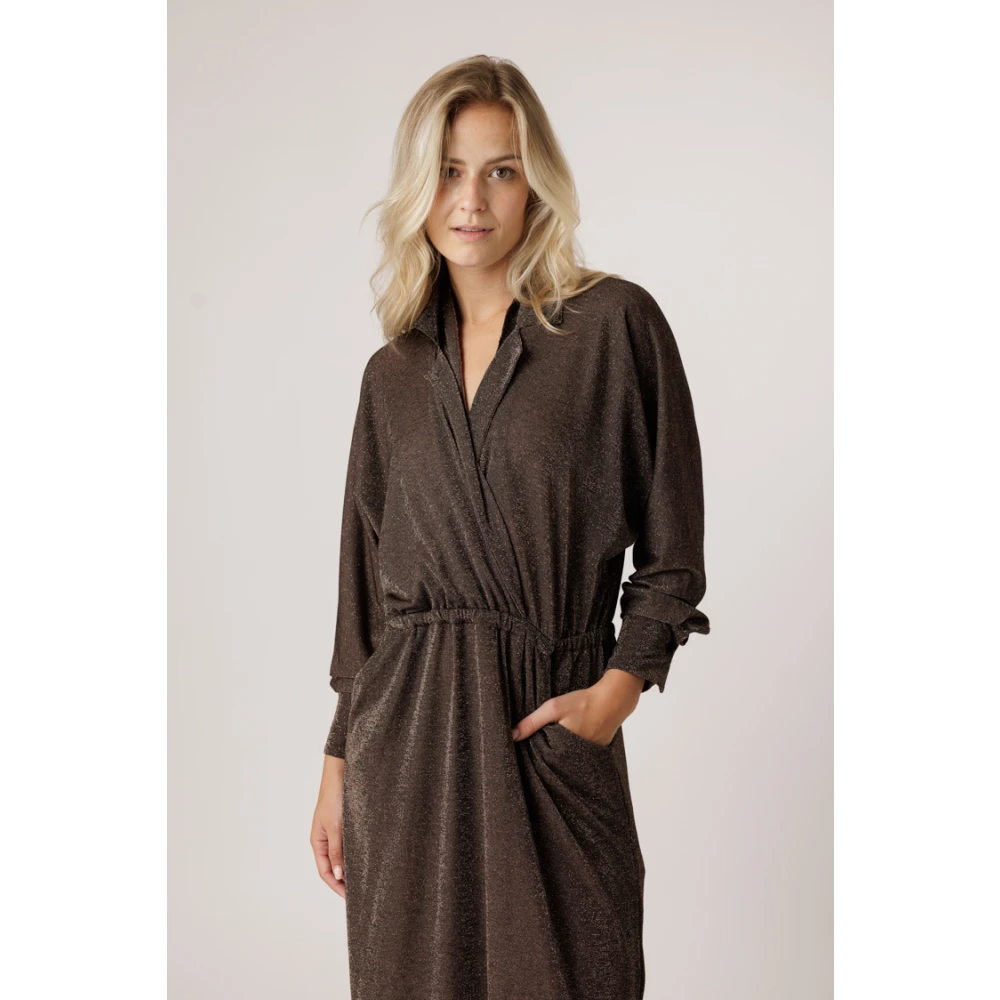Momoni Chique Lurex Jurk met Revers Kraag Brown Dames