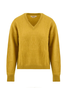 yellow-sweater-benedicte-model