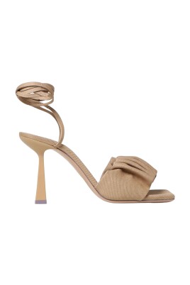 elegant-veckad-hogklackade-sandaler