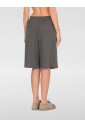 veste-courte-grise-minimaliste