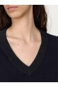 pull-en-tricot-bleu-avec-bordure-pailletee