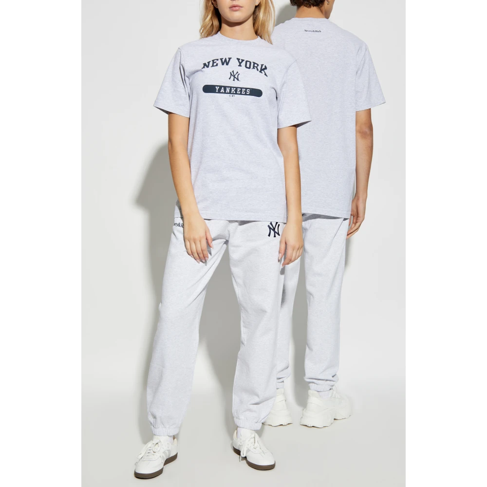 Sporty & Rich T-shirt uit de 47 & The New York Yankees collectie Gray Unisex