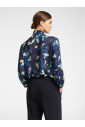 blouse-a-fleurs-avec-echarpe-au-col