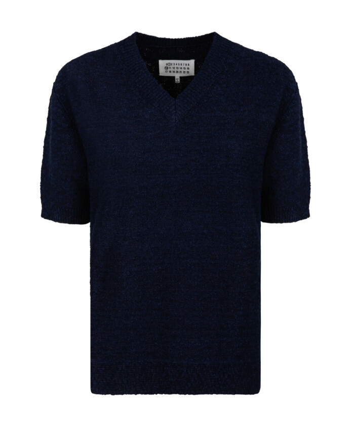 pull-en-tricot-bleu-avec-col-en-v