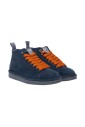 baskets-en-daim-bleu-avec-lacets-orange