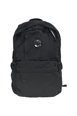 svart-linse-detalj-nylon-ryggsack