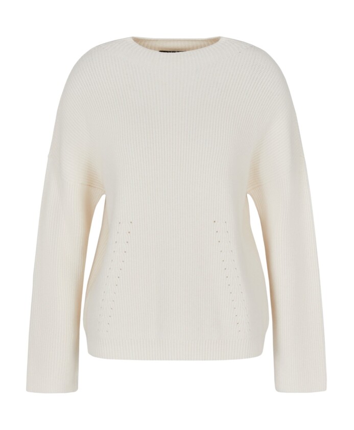 pull-a-col-montant-avec-details-perfores