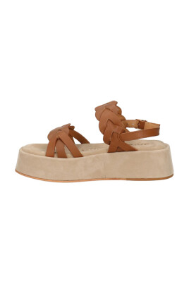 sandales-en-cuir-marron-style-chic
