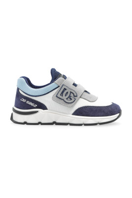 sneakers-with-logo