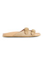 chaussures-beiges-en-daim-a-bout-carre-diagonal