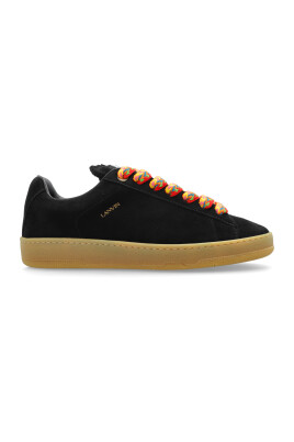 sport-shoes-curb