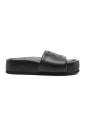 chaussures-noires-avec-semelle-en-caoutchouc-a-cotes