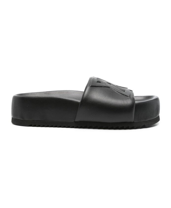chaussures-noires-avec-semelle-en-caoutchouc-a-cotes
