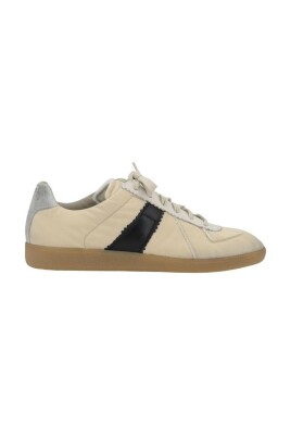 retro-style-beige-black-sneakers