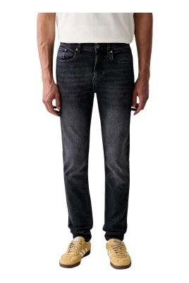 Logotryckta jeans med slitningar i smal passform