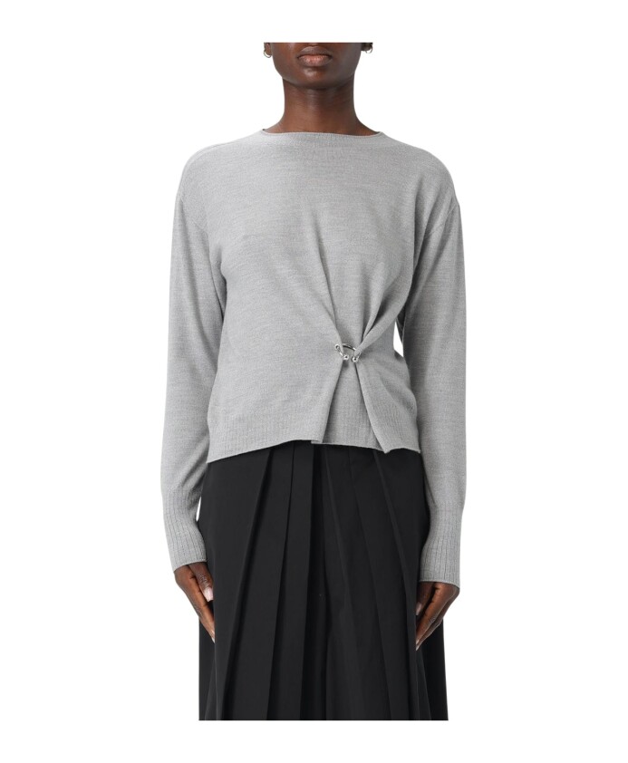 pull-gris-en-tricot-avec-details-cotes
