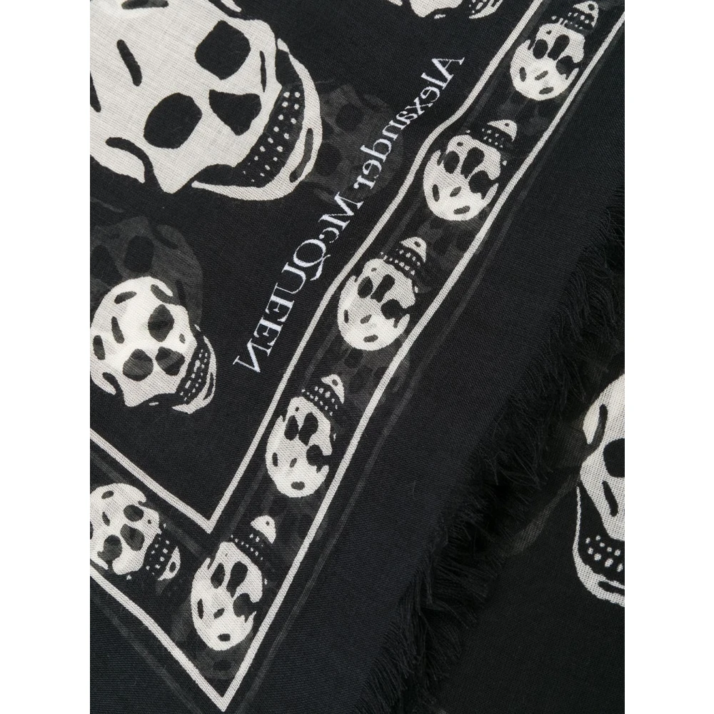 alexander mcqueen Zwart Sjaal met Skull Motief en Rafelede Randen Black Dames