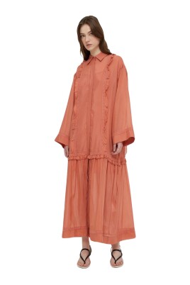 robe-longue-avec-details-en-dentelle
