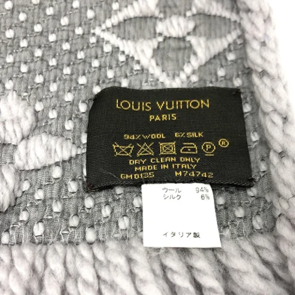 Louis Vuitton Vintage Pre-owned Silk scarves Gray Dames