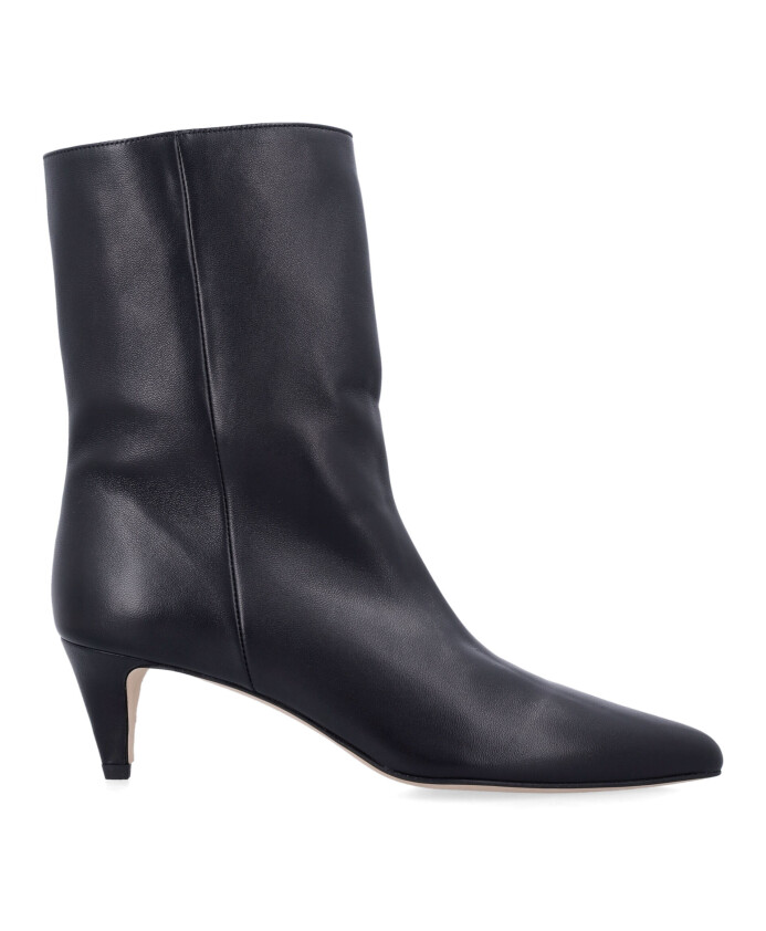 bottines-noires-a-bout-ferme