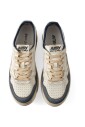 baskets-blanches-avec-bout-perfore