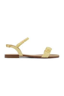 Platta sandaler med krusade remmar