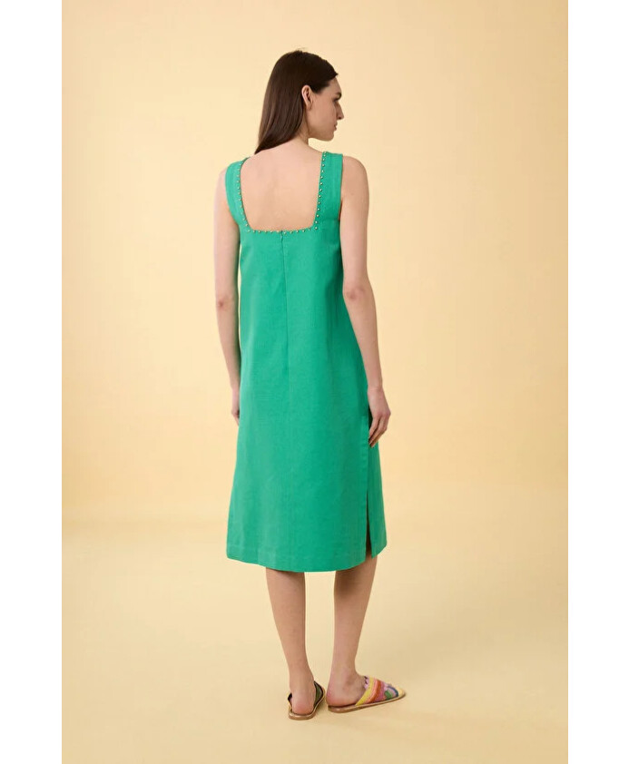robe-sans-manches-a-encolure-carree-ornee