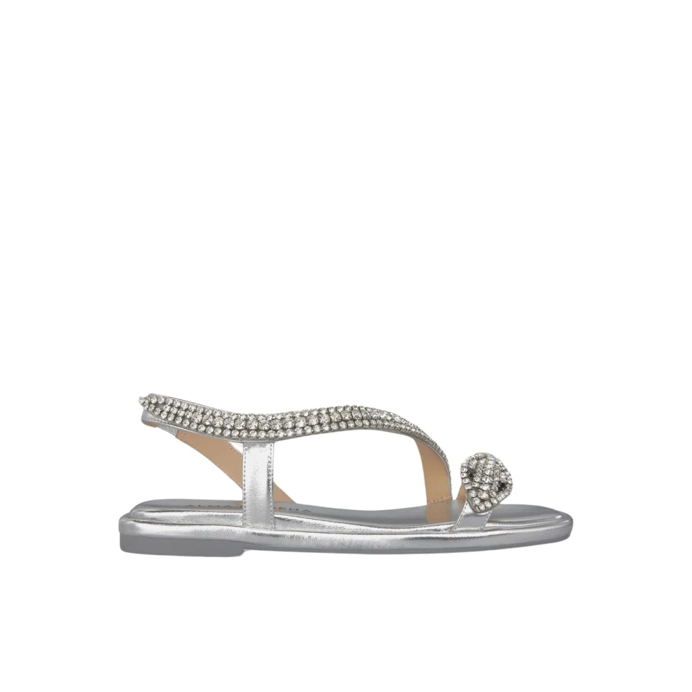 Flad sandal med slange rem