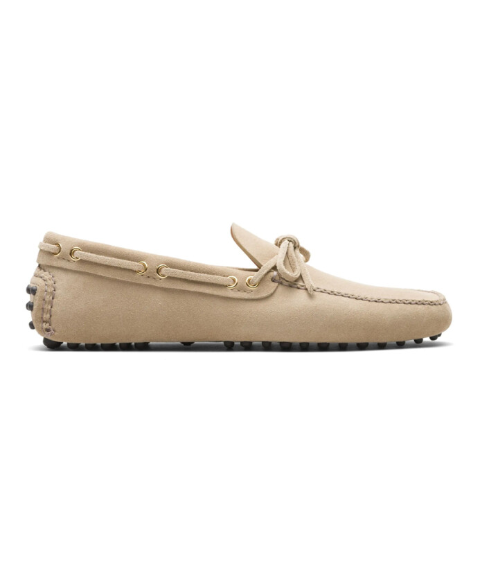 chaussure-en-daim-beige-avec