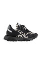 suede-sneakers-met-snelvetersysteem