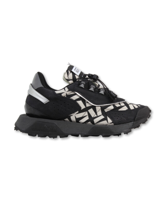 suede-sneakers-met-snelvetersysteem