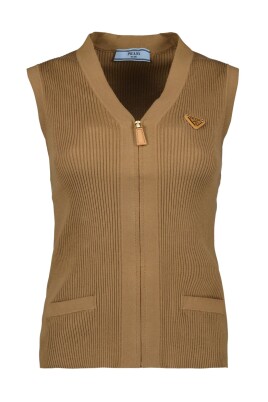 sleeveless-vest