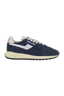 sneakers-basses-bleues-avec-logo