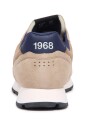 chaussures-en-daim-beige-fonce-modele