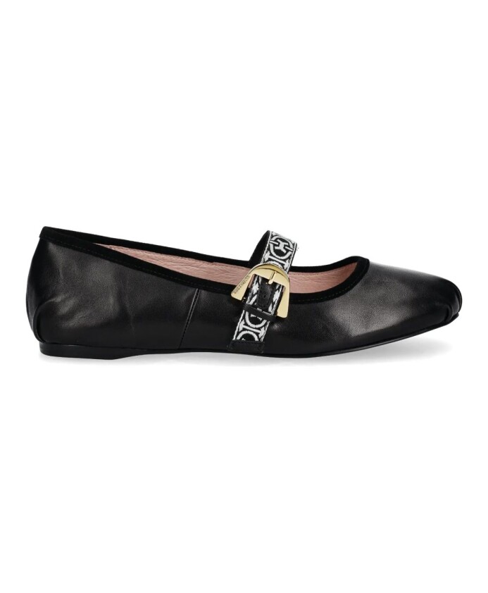 zwarte-platte-schoenen-met-gespsluiting